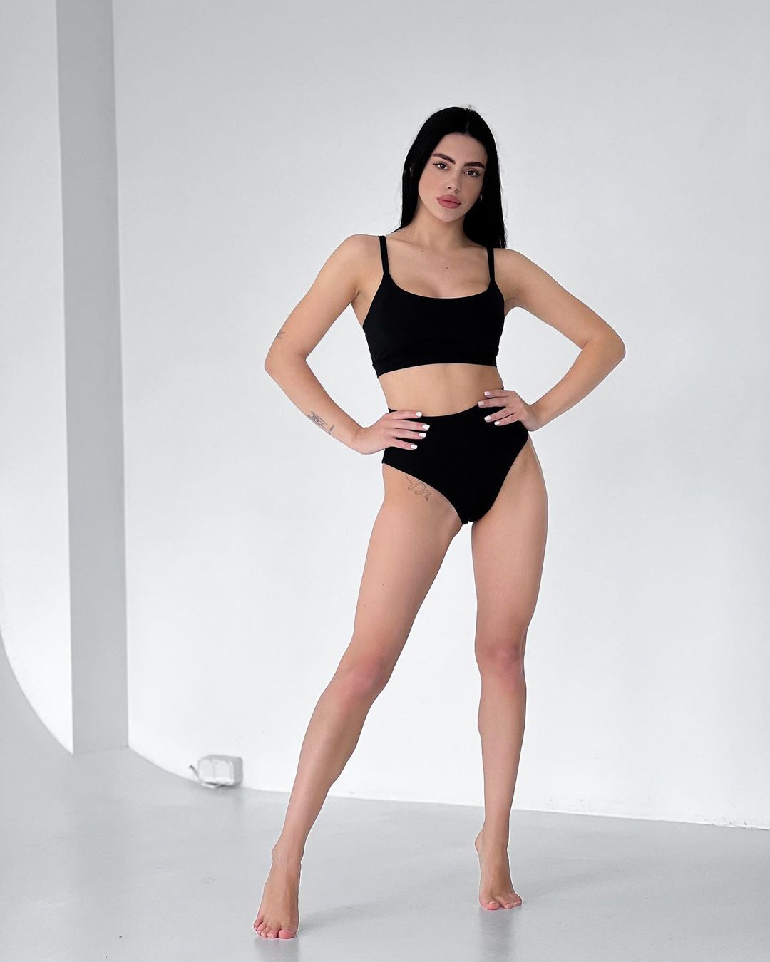 High Waist High Leg Cut Panty und dünner Spitzen-Sport-BH schwarz