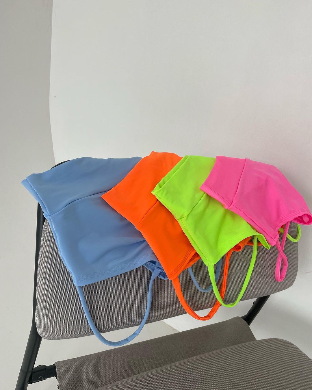 Twerk-Shorts mit hoher Taille und Strumpfhaltern hinten