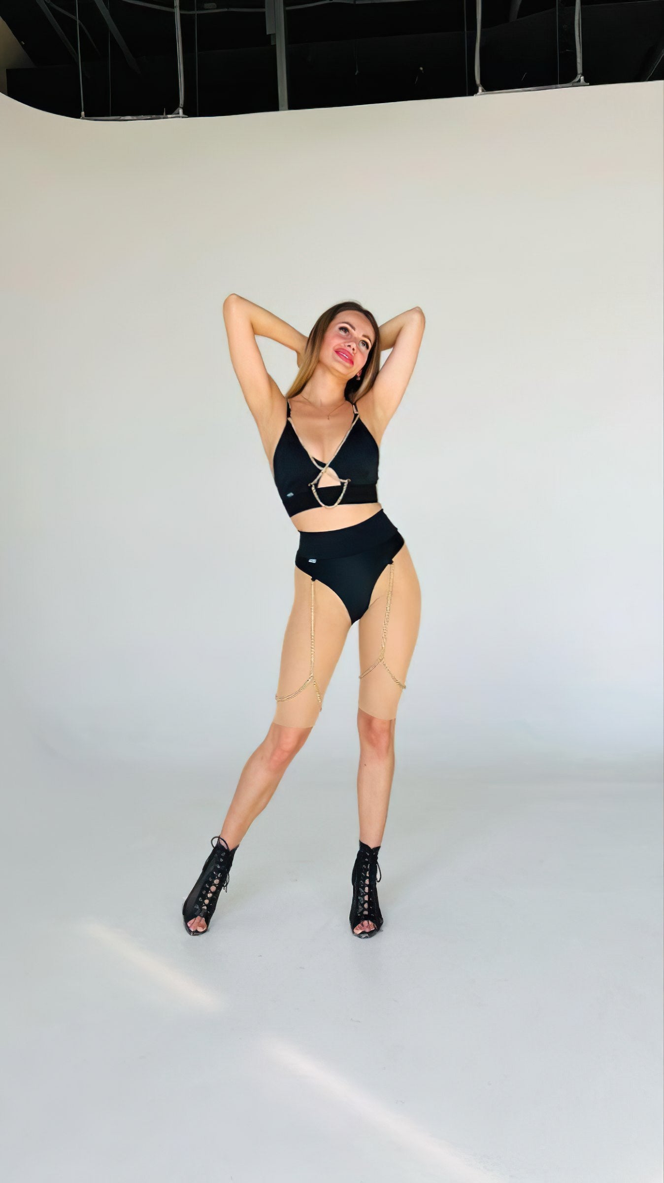 Pole Dance Outfit mit Metallketten, High Heels Tanzoutfit