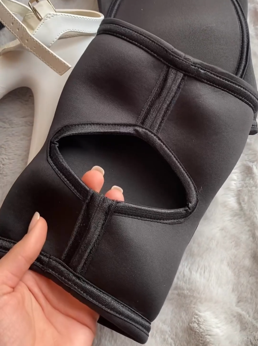 knee caps with hole to grip
