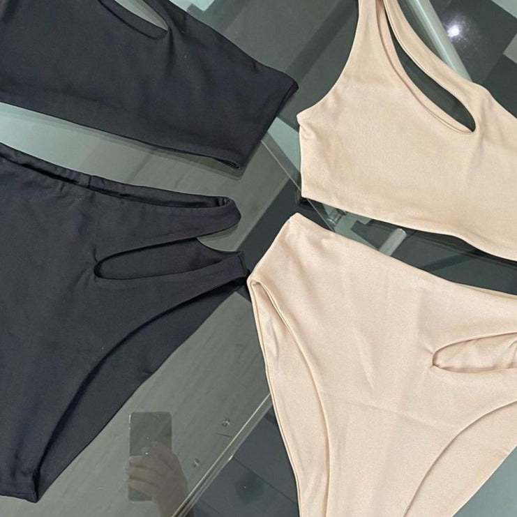 Top mit Trägern und sexy Gürtel über Shorts