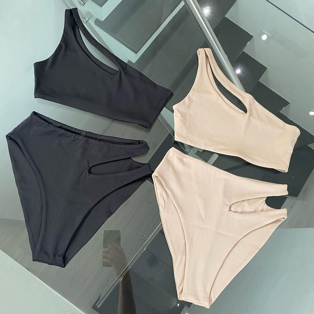 Lurex-Top mit Cut-Outs und einer Schulter und seitlich geschnittenes Höschen