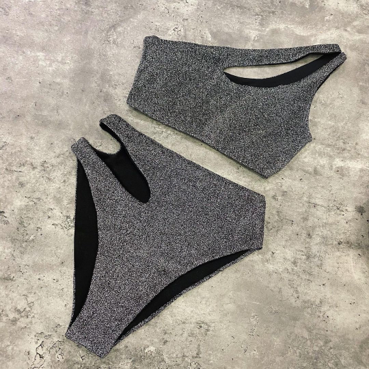 Lurex-Top mit Cut-Outs und einer Schulter und seitlich geschnittenes Höschen