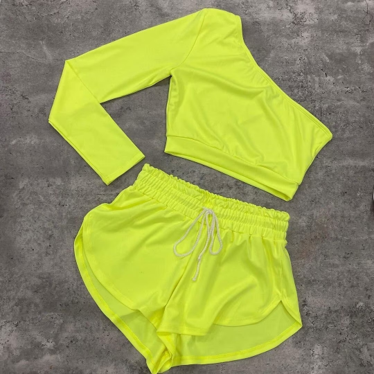 Twerk outfit with tight shorts and sports bra – Vtiha