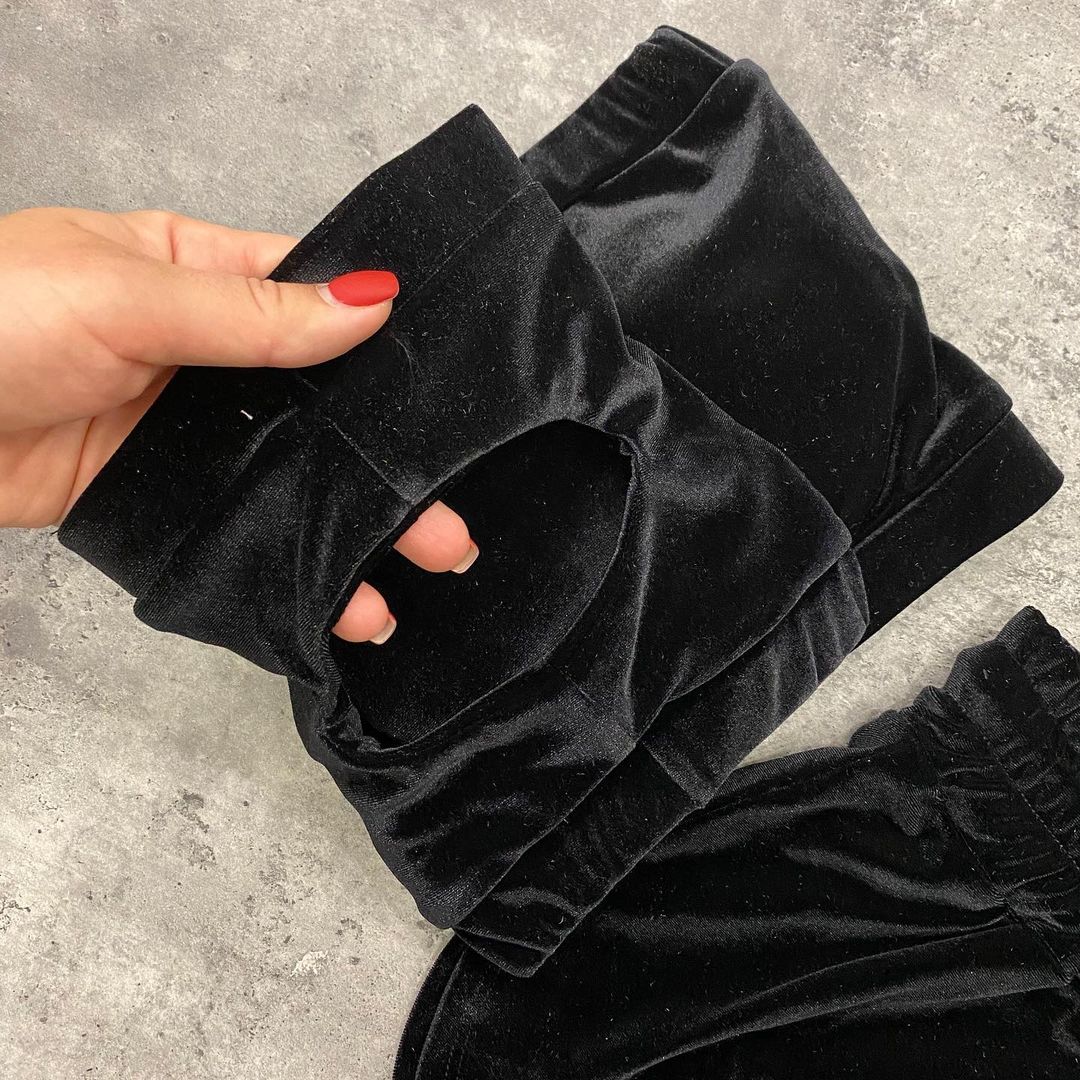Soft velvet knee pads with hole to grip