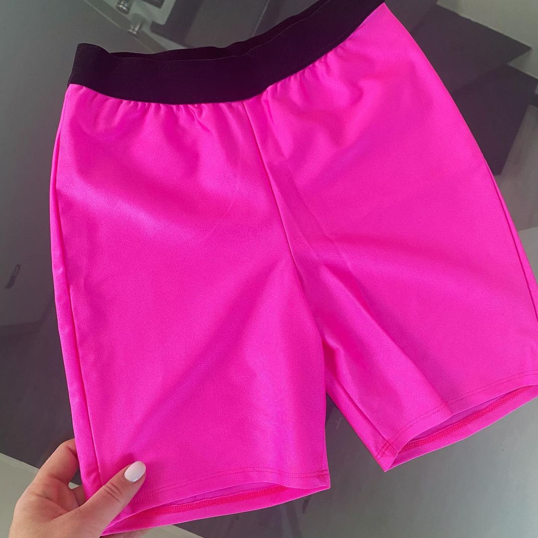 Twerk outfit with tight shorts and sports bra