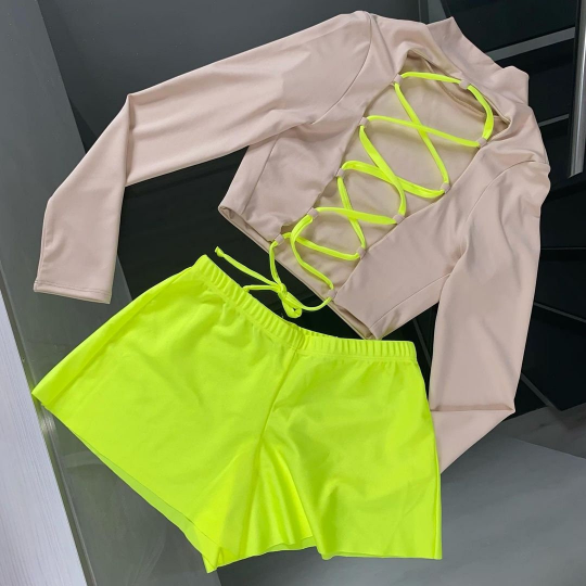 Twerk-Shorts und langärmliges Oberteil